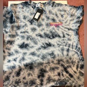 BRAND NEW/NEVER WORN Peleton acid wash shirt “Growth is in the Journey”. Size M